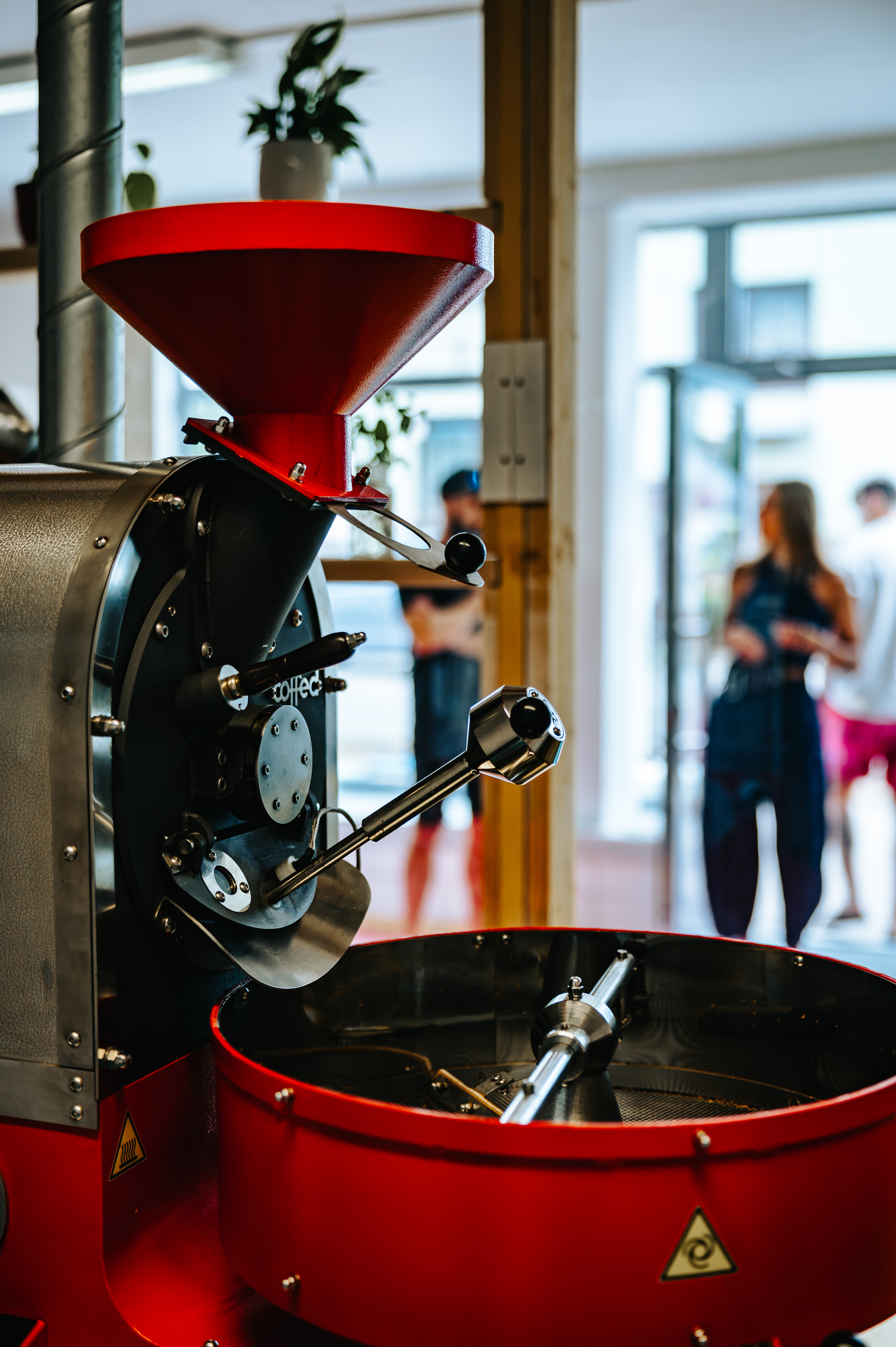 Pražírna kávy přímo v prostoru espresso baru